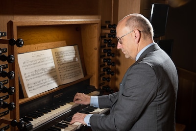 Organist Evert van de Veen geeft concert in Renswoude