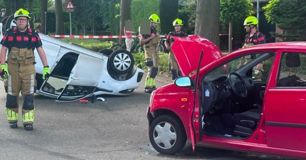 Auto staat over de kop na aanrijding aan Kapellerweg in Sittard