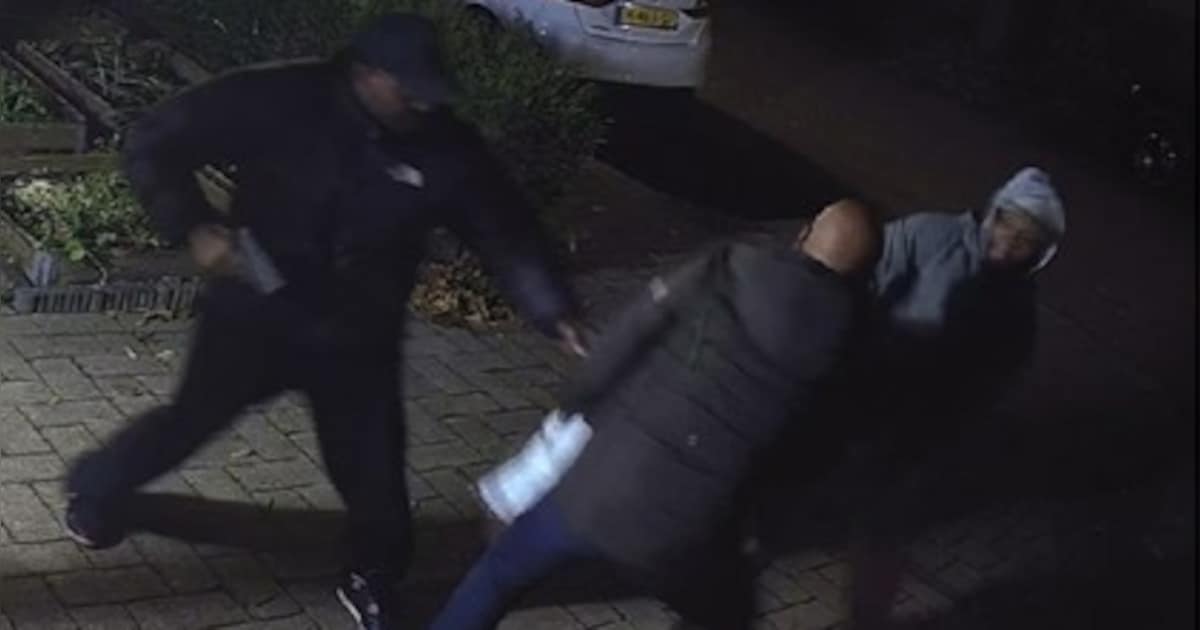 Gewapende overvallers werken man hardhandig tegen de grond voor rugzak in Rhoon