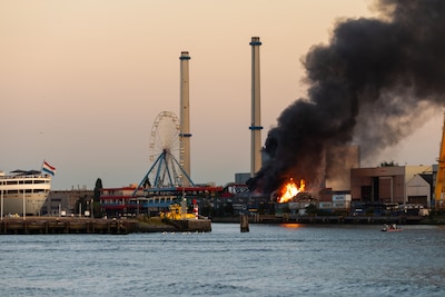 Veel rook door grote brand bij recyclingbedrijf, brandweer tot diep in de nacht bezig met blussen