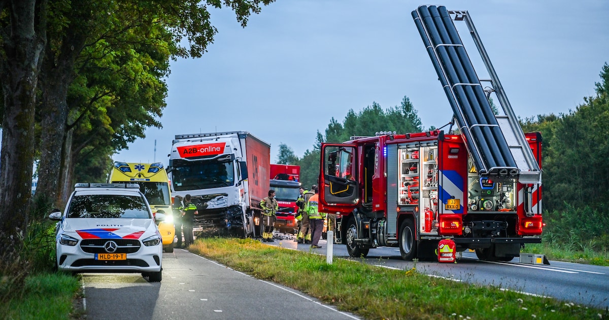 Man (41) overleden na frontale botsing met vrachtwagen in Hazerswoude-Dorp