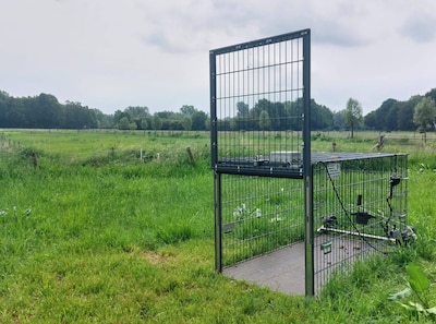 Opeens staat er een grote kooi in een weiland in Losser, maar waarvoor? ‘Hij houdt ons voor de gek’