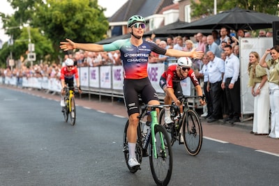 Olav Kooij wint voor tweede keer op rij Profronde Westland en evenaart wielerlegende