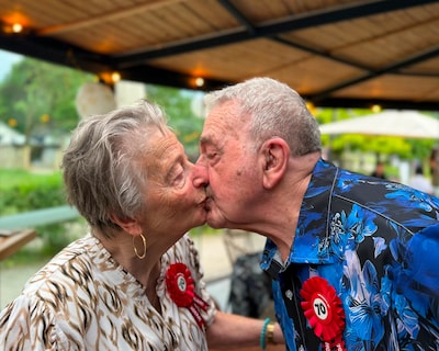 Na zeventig jaar zegt Annie (92) opnieuw ‘ja’ tegen Jan (95): Johan trouwt zijn ouders voor de tweed