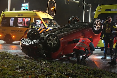Auto vliegt over de kop bij botsing op kruising in Tilburg