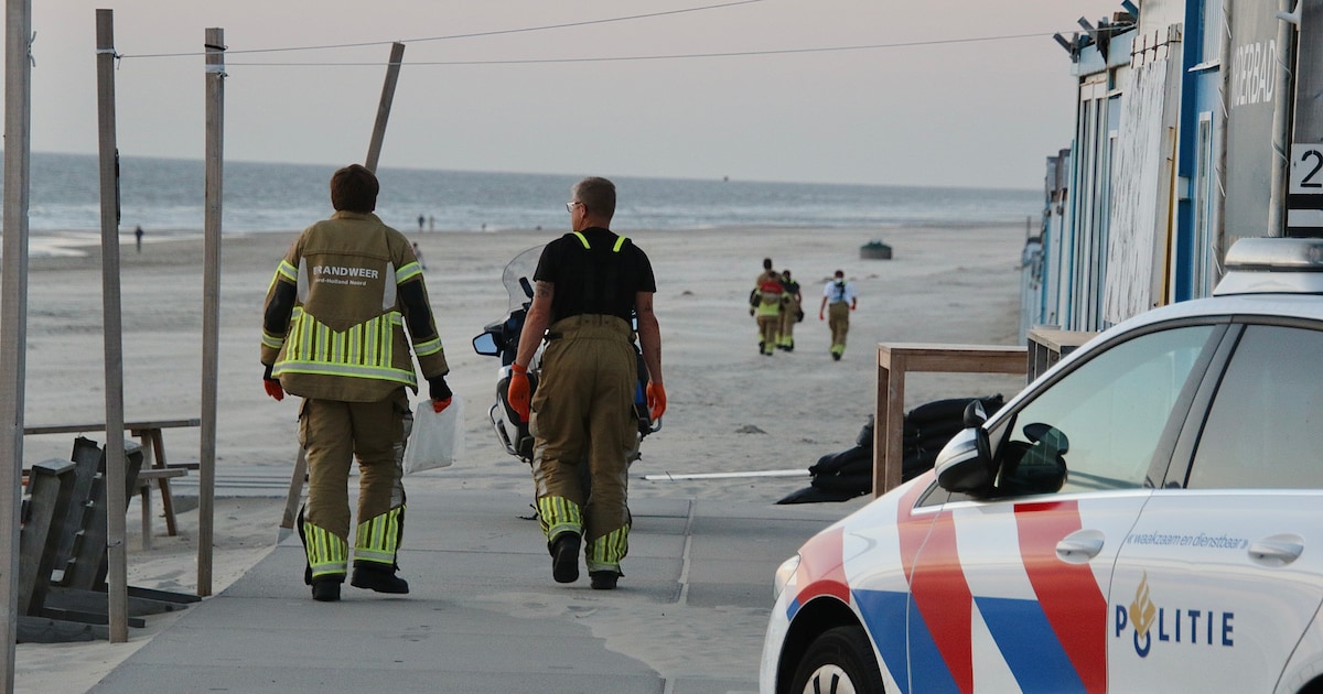 Overleden persoon aangetroffen op strand van Texel, politie doet onderzoek