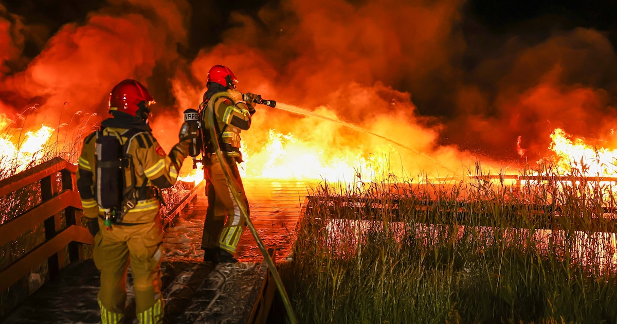 Grote steiger in recreatieplas vliegt ’s nachts in brand na vuurwerkshowtje
