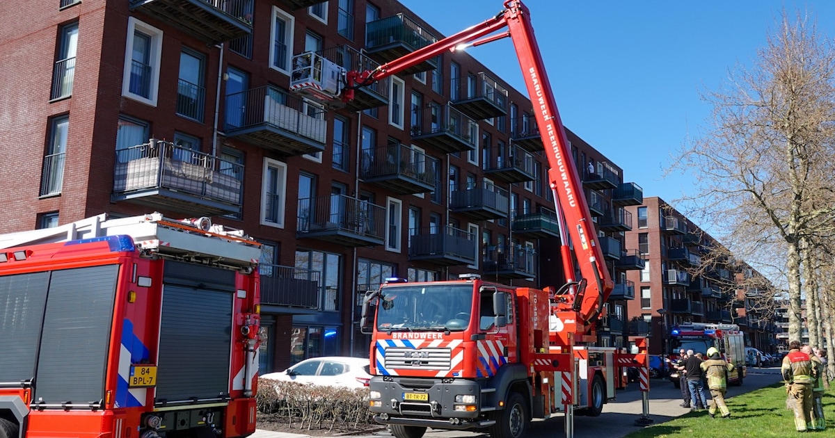 Brand op balkon in Heerhugowaard, bovenbuurman helpt met blussen
