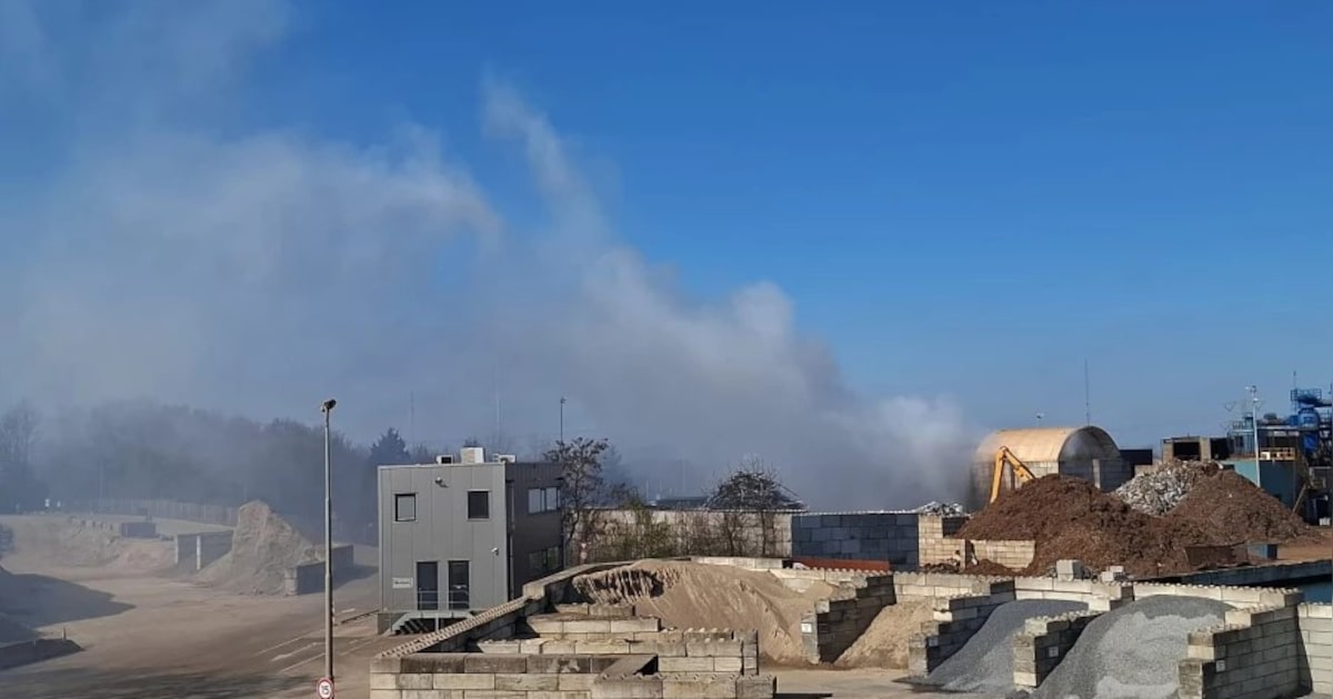 Berg met schroot in brand bij afvalverwerkingsbedrijf aan de Halve Maanweg in Born