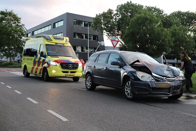 Aanrijding tussen twee auto’s op de Haatlanderdijk in Kampen