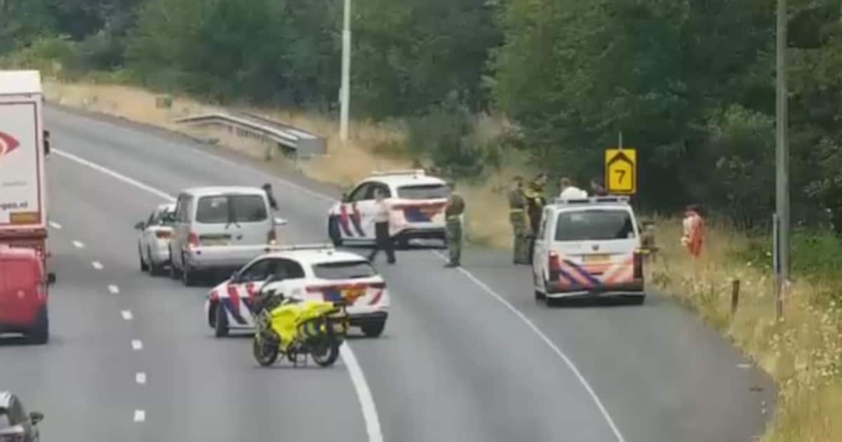 Busje en auto ‘in elkaar vast’: flinke file na ongeluk op A50 bij Loenen, weg is weer vrij