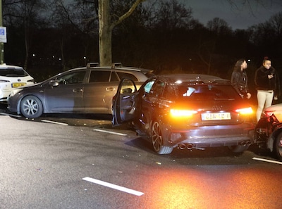 Ongelukkige eigenaar ziet geparkeerde auto twee keer in een week geramd worden bij kettingbotsingen