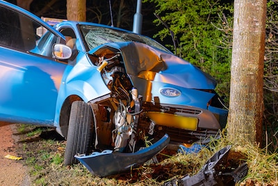 Bestuurder botst tegen boom en raakt zwaargewond in Vinkel