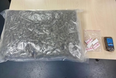 Politie vindt handelshoeveelheid drugs in auto in Veldhoven en doorzoekt huis, verdachte aangehouden