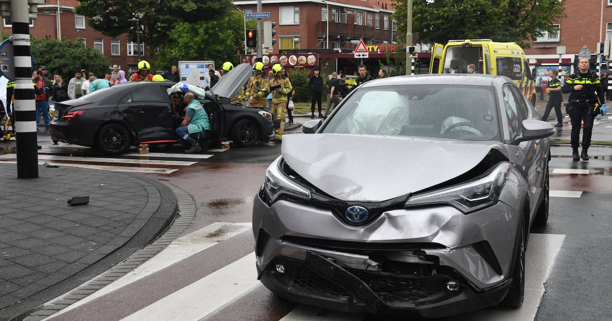 Botsing tussen twee auto's op kruispunt De Heemstraat en Hoefkade in ...