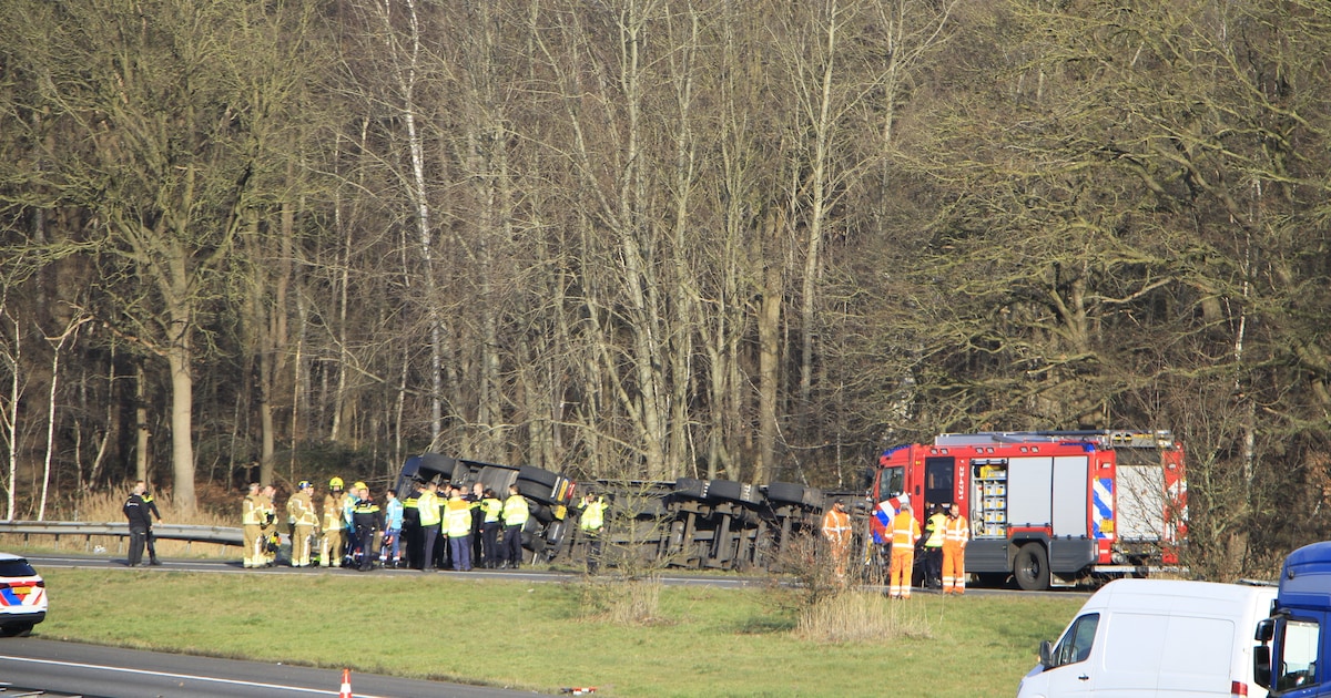 Vrachtwagen kantelt op A2 bij Kelpen-Oler, chauffeur bekneld