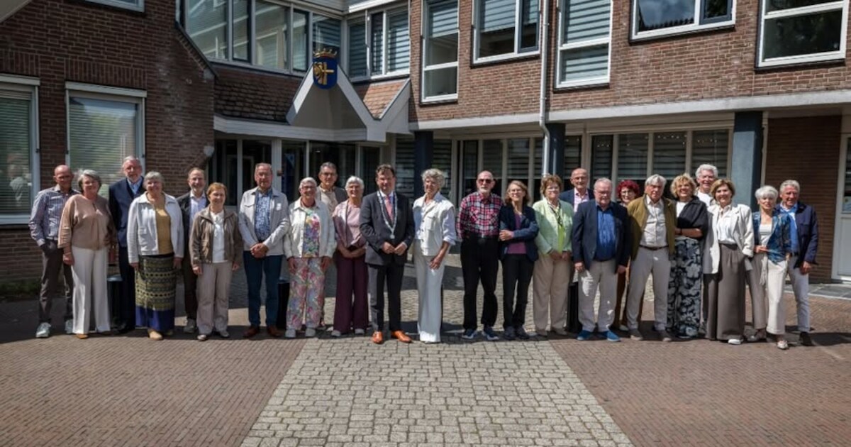 Burgemeester Jaco Geurts ontvangt gouden bruidsparen in Bunschoten
