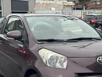 Voetganger gewond na harde botsing met auto op Raadhuisstraat in Druten