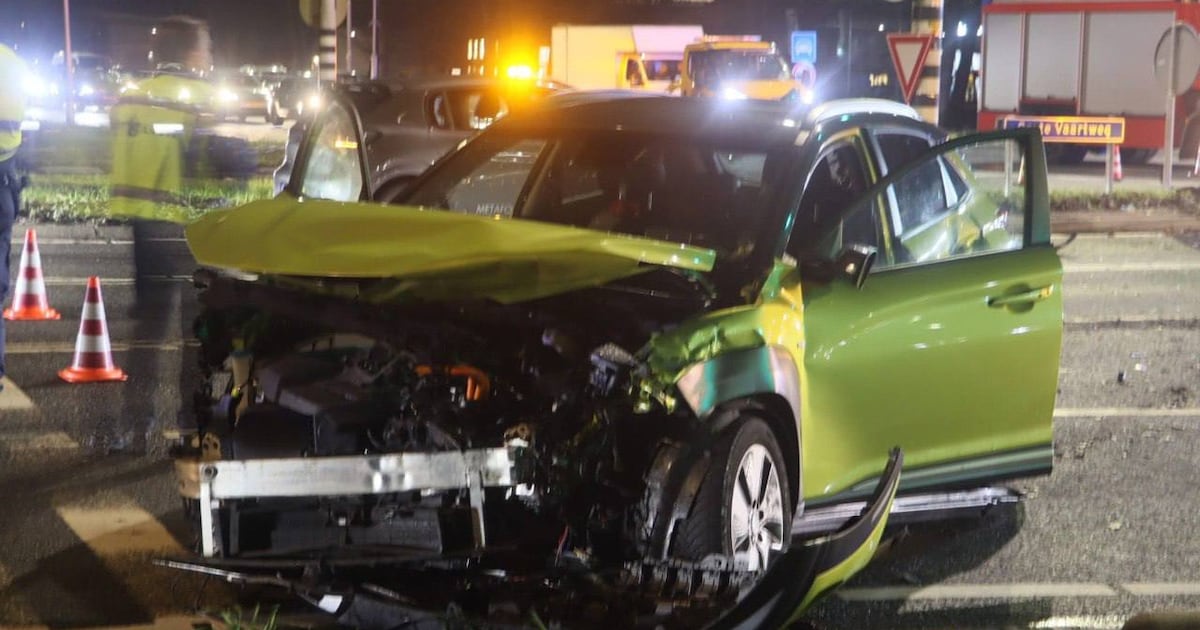 Ernstig ongeluk op kruising in Almere, slachtoffer met spoed naar het ziekenhuis
