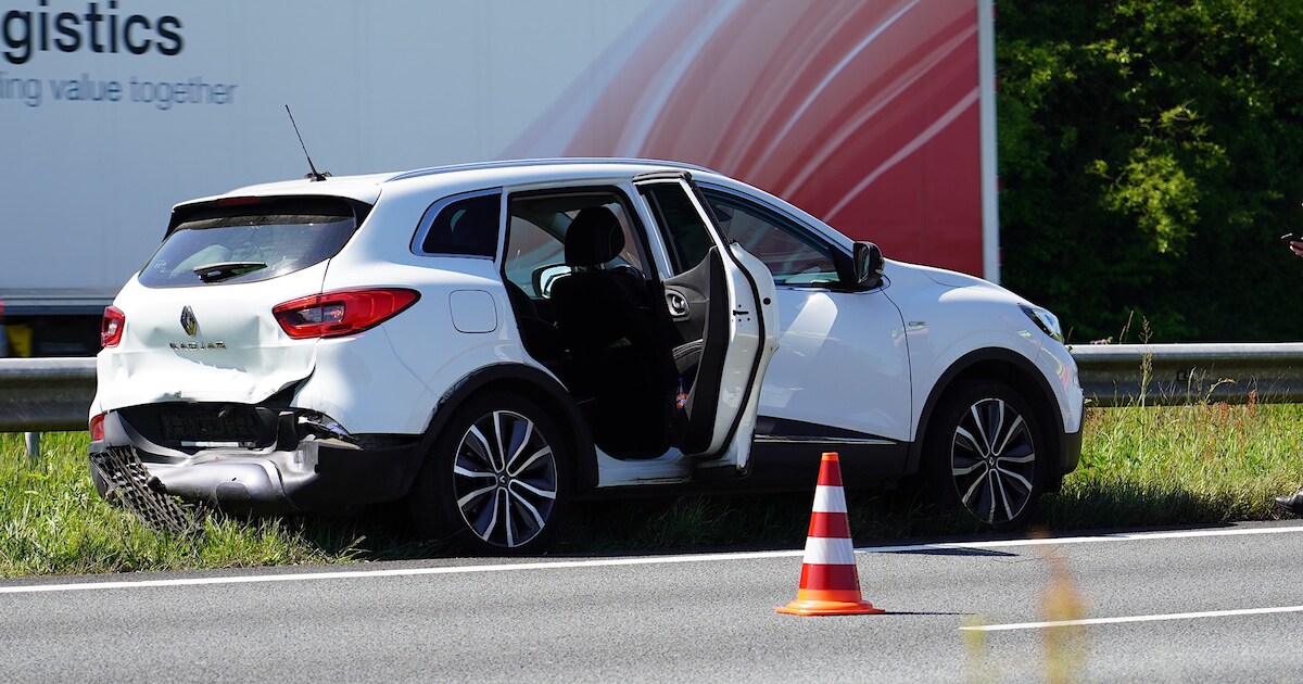Gewonde en grote schade bij botsing tussen twee auto’s op A58 bij Gilze, op hoogtepunt file van een 