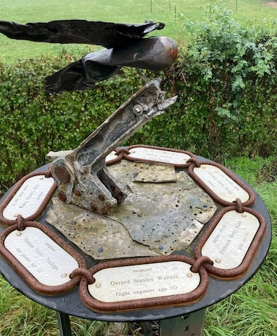Vogelkopje verdwijnt van oorlogsmonument in Wapenveld, barpersoneel denkt explosief in handen te heb