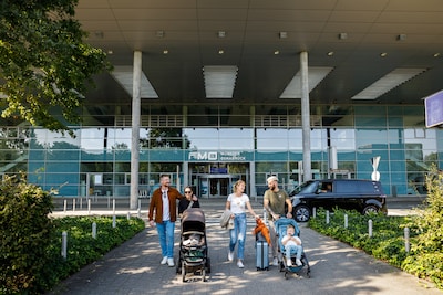 Geen files of wachtrijen: vliegveld vlak over de grens meer in trek