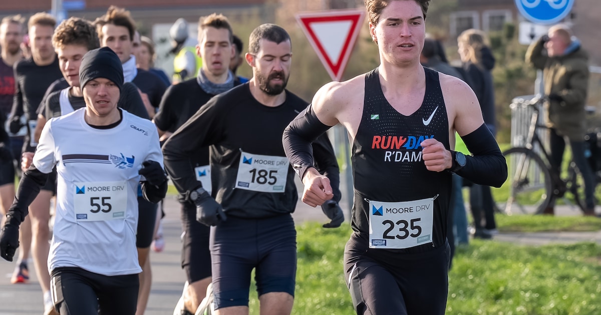 Carsten neemt verkeerde afslag, maar prolongeert titel bij halve marathon van Monster: ‘Zag geen pij