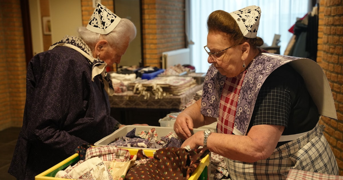 kraplappen-en-ondermutsen-spakenburgse-vrouwen-scoren-nieuwe-outfit