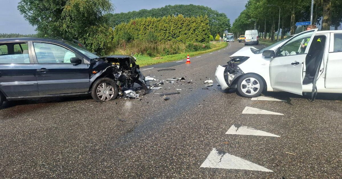 Ravage na frontale botsing tussen auto's in Winschoten