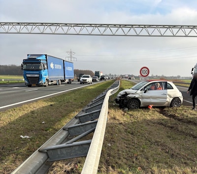 Auto botst tegen vangrail langs A58 bij Wouwse Plantage, rijstrook richting Breda dicht door grote s