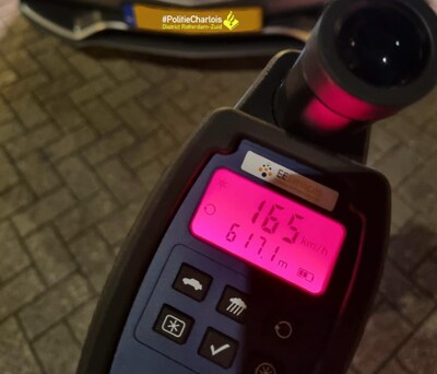 Politie ziet in Charlois bestuurder met 185 kilometer per uur over de weg scheuren