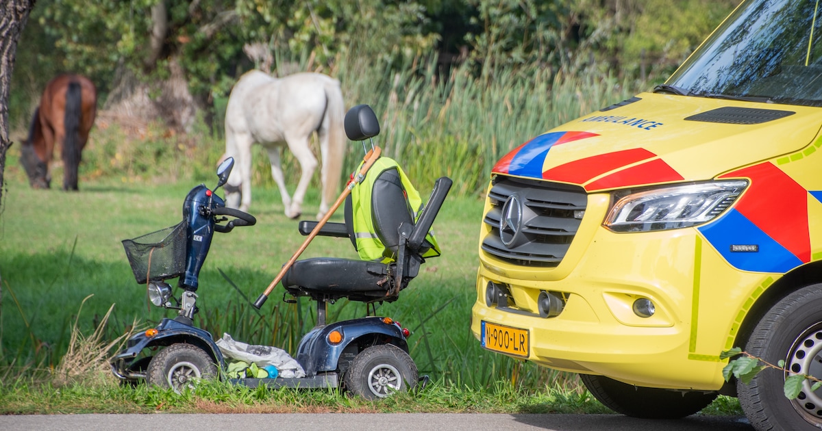 Oudere man rijdt met scootmobiel in de sloot bij Benschop