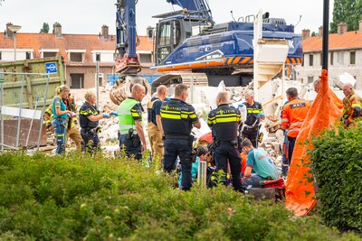 Isabelle staat net te roken, als ze opeens veel kabaal in de straat hoort: 'Vreselijk, hij was zo'n lieve jongen'