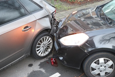 Dronken automobilist met taser op zak ramt geparkeerde auto’s