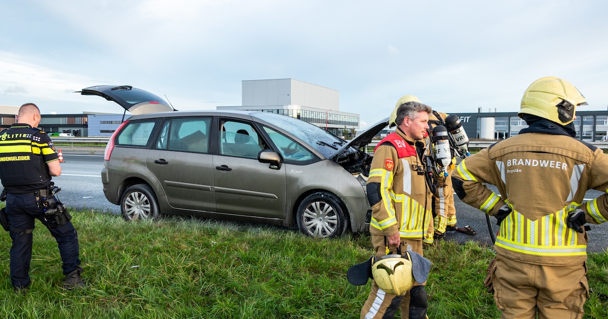 Auto vliegt in brand op A7 bij Heerenveen