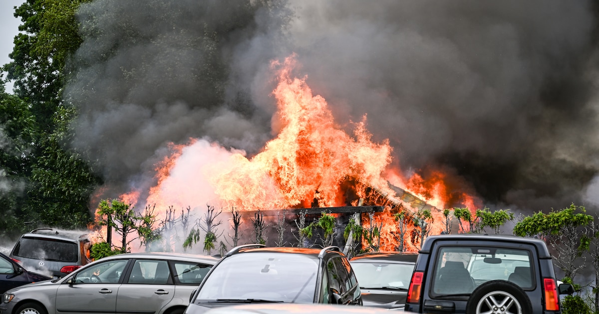 Loods verwoest na explosie en grote brand in Hoogezand