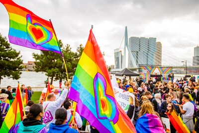 Eieren gegooid en deur ingetrapt in Rotterdam-Noord: ‘Maar onze pridevlaggen blijven hangen’
