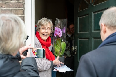 Deventer zet vrijwilligers in het zonnetje met bloemenactie en prijs