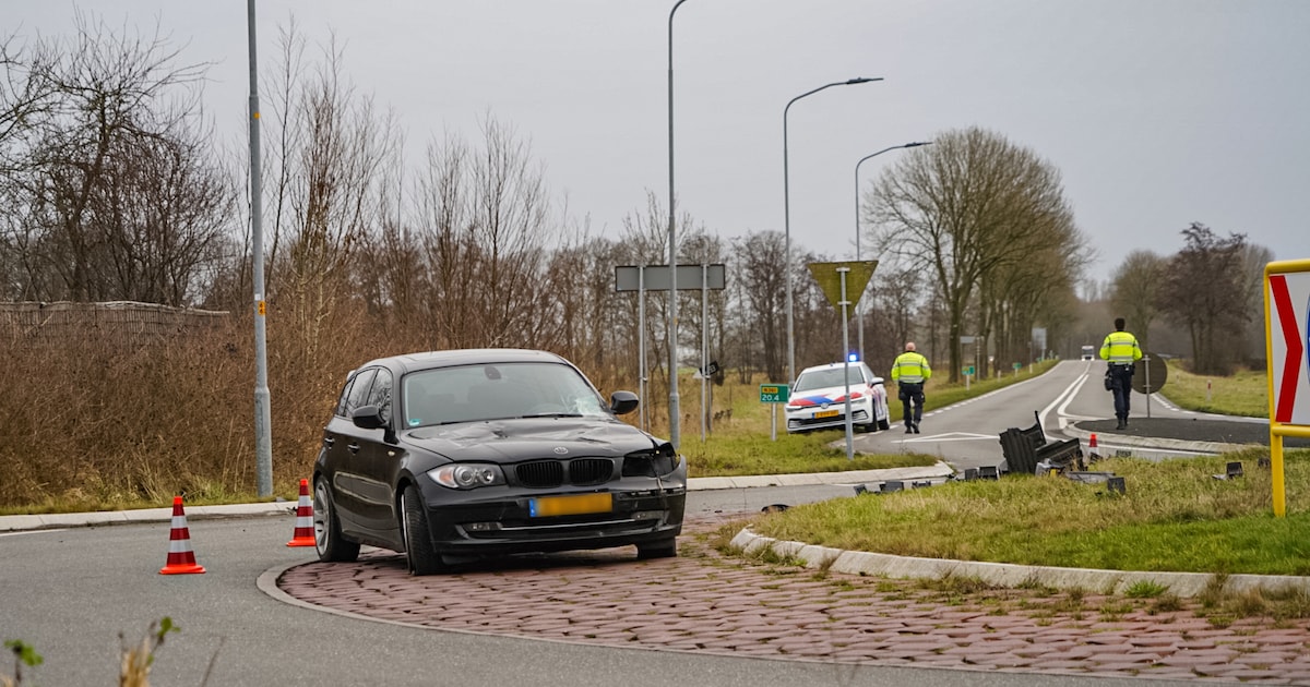 Automobilist botst achterop vrachtwagen op de N361 in Wehe-den Hoorn
