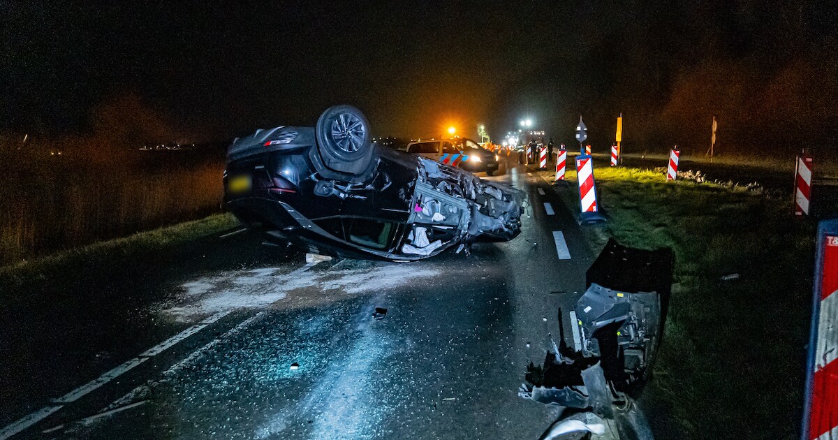Auto over de kop geslagen na aanrijding in Sommelsdijk, drie gewonden
