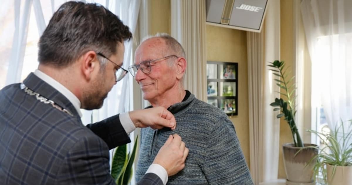 Jan Remijnse uit Andijk ontvangt waarderingsspeld