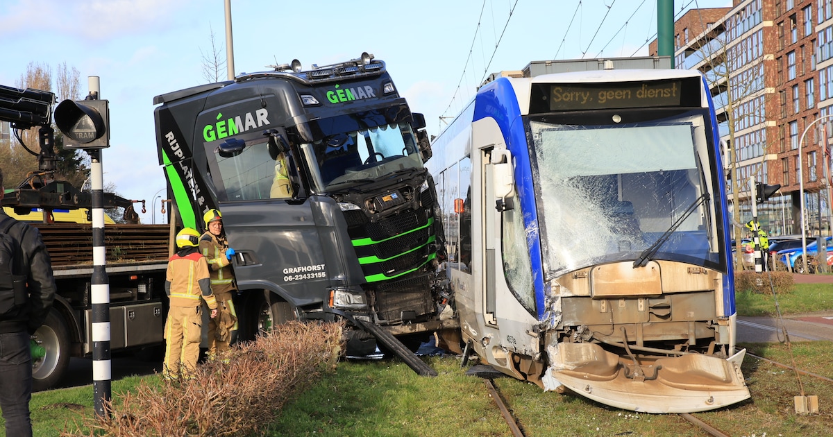 Vier gewonden nadat vrachtwagen en tram botsen in Ypenburg