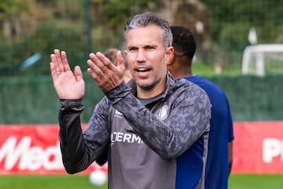 Robin van Persie over aanvoerderskwestie en kritiek: ‘Ik ben geen journalist, maar trainer van Feyenoord’