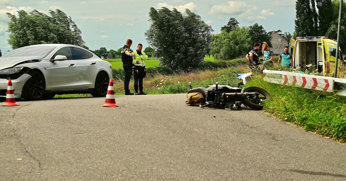 Brommerrijder naar ziekenhuis na botsing met auto in Obdam