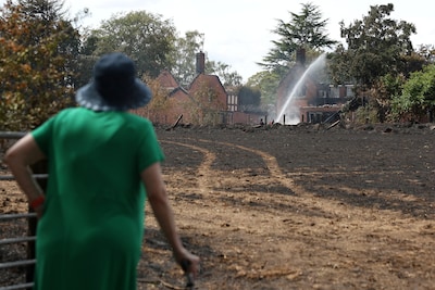 Recordaantal natuurbranden in Engeland en Wales: brandweerlieden naar ziekenhuis gebracht