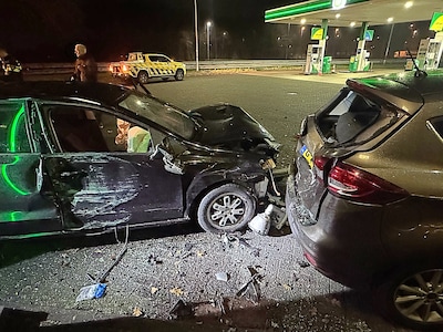 Automobilist richt ravage aan bij tankstation langs A1 in Holten
