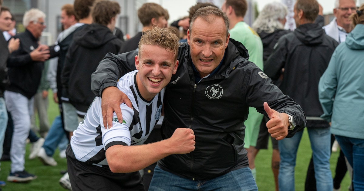 Hazerswoudse Boys-trainer Swart neemt afscheid met promotie: ‘Mooi dit samen met mijn zoon af te slu