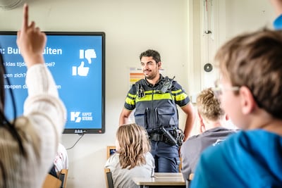 Voor 50 euro een pakketje wegbrengen? Jeugdagent Redouane wil kinderen nu al weerbaar maken tegen cr