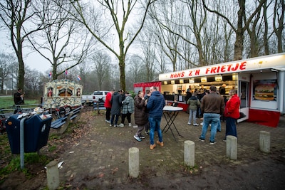 Hans en Evita stoppen na 23 jaar frituren in Apeldoorn, maar eerst: ‘Gratis frikandellen!’