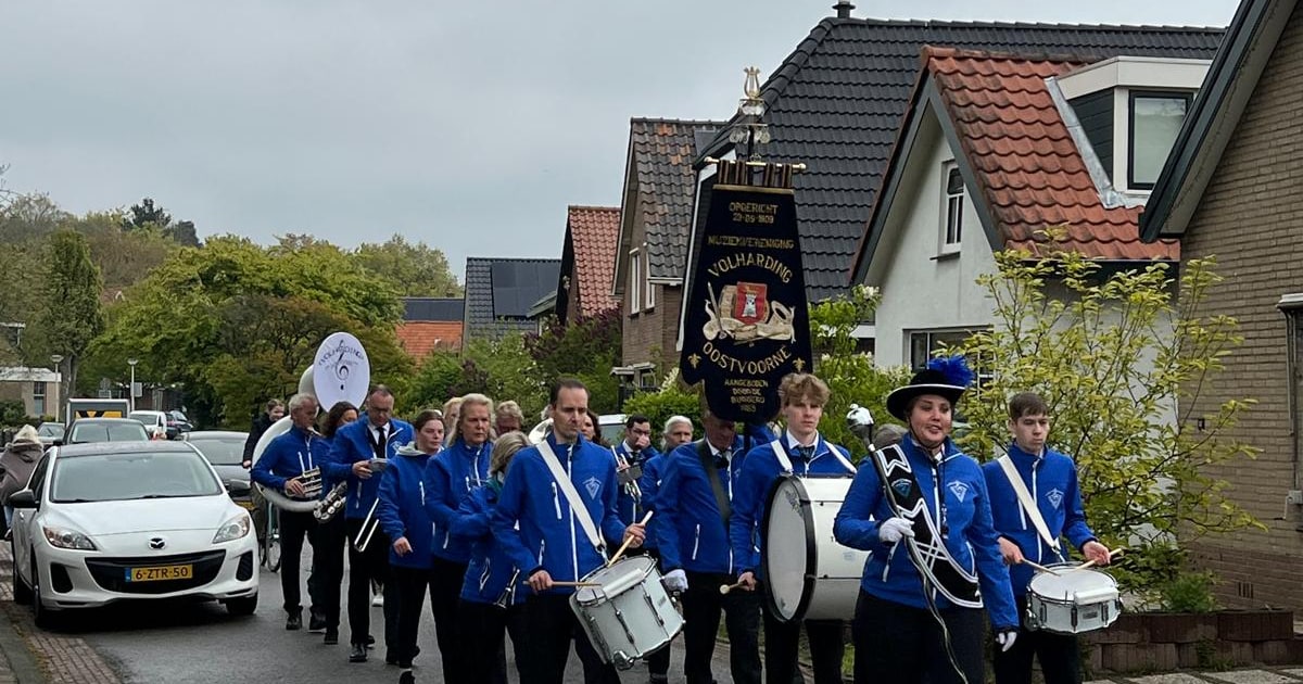Volwassenen leren muziekinstrument bespelen bij muziekvereniging Volharding